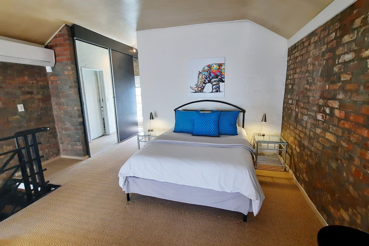 配备优质床上用品、充足的存储空间和空调的1.8米宽双人床。