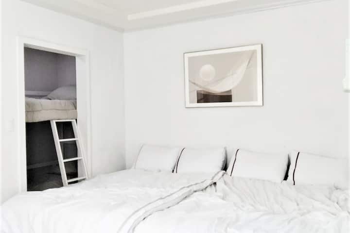 Dobrý deň, toto je prvé poschodie Červeného domu!! K dispozícii sú 2 manželské postele a 1 poschodová posteľ na 6 minút.