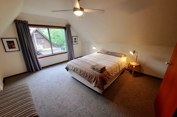 El dormitorio principal se encuentra en la planta superior e incluye una cama tamaño queen equipada con una manta eléctrica, aire acondicionado de ciclo inverso montado en la pared, ventilador de techo, espejo y una unidad de ropa colgante/almacenamiento.