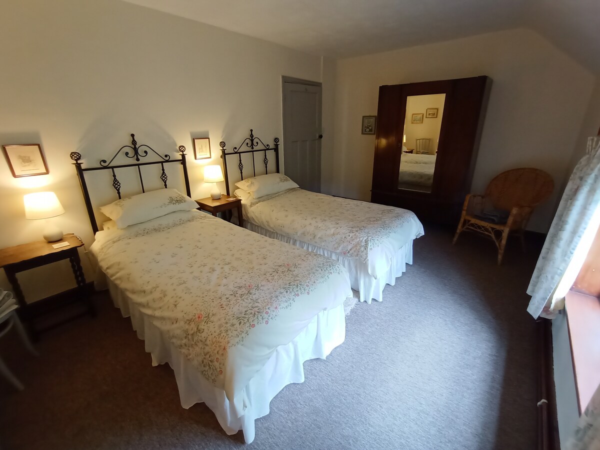 Спална соба 1: опремена со брачен кревет (широк 180 -).