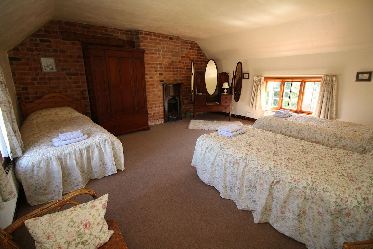 Спална соба 2. Три единечни кревета.