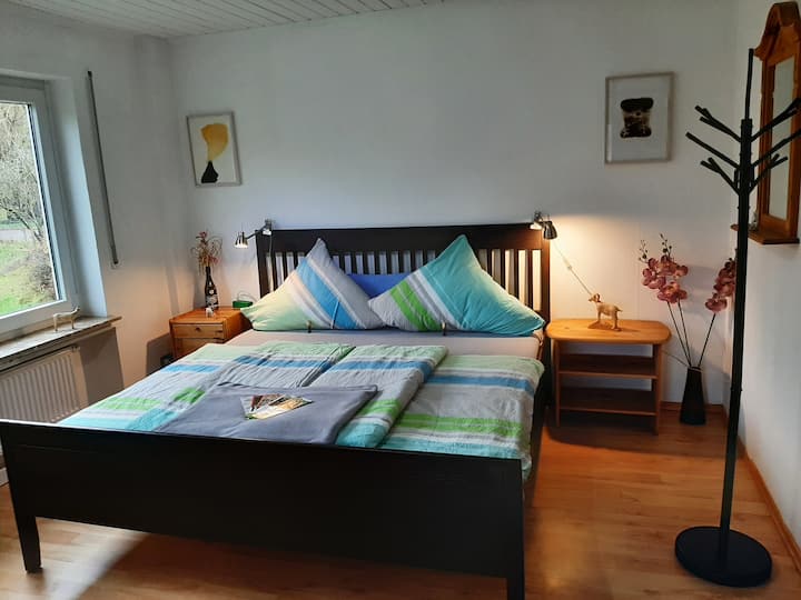 cama nueva de 1,80m x 2 m + colchones - mantas y almohadas recién cubiertas 