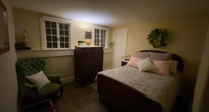 This room is located on the 2nd floor and next to the bathroom and hall.   It has a Full/Double bed and is one of the quietest rooms in the house.