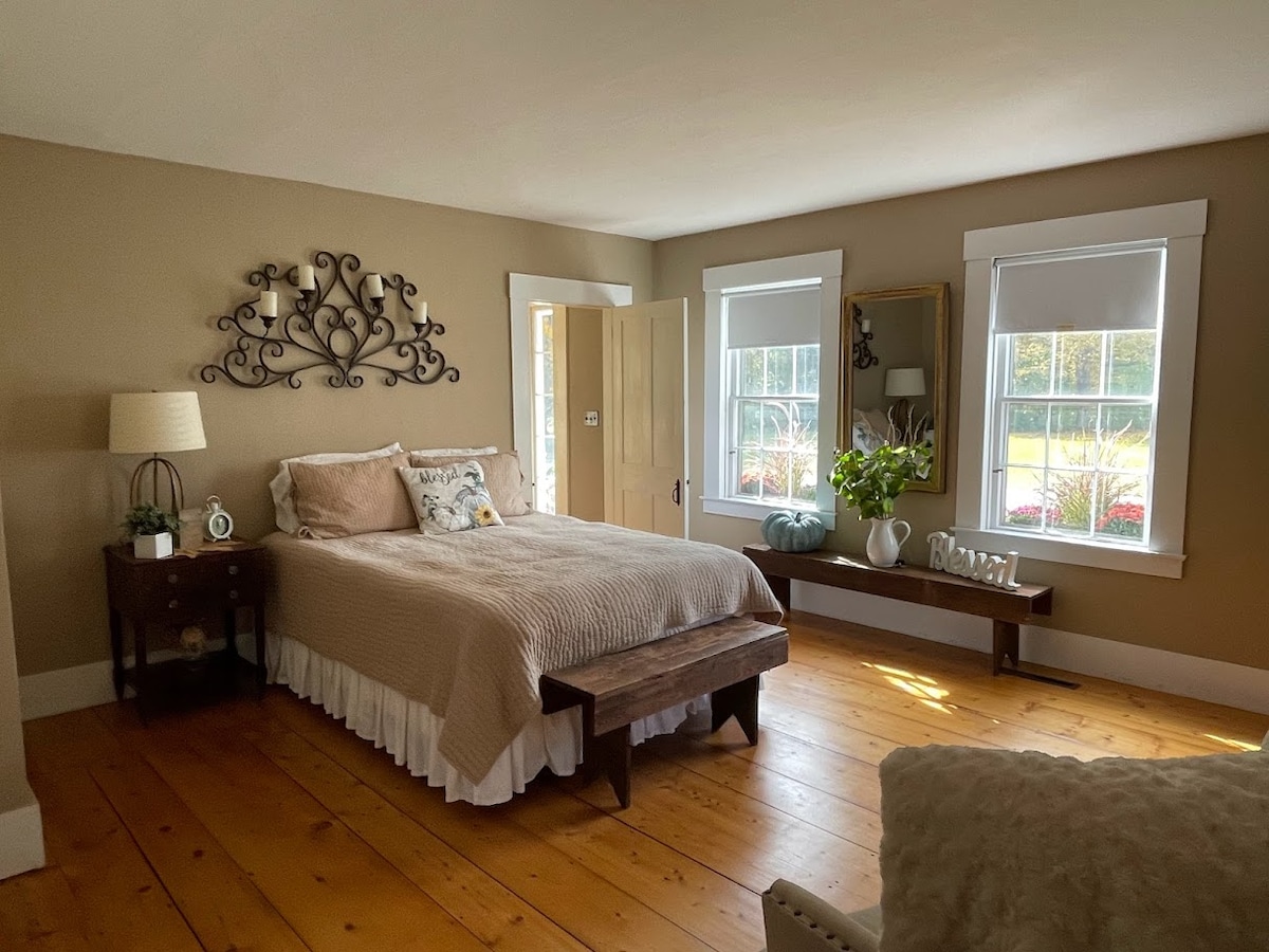 Este es el dormitorio de abajo y tiene una cama queen.  Hay un baño privado ubicado.   Este es el único baño para la planta baja.