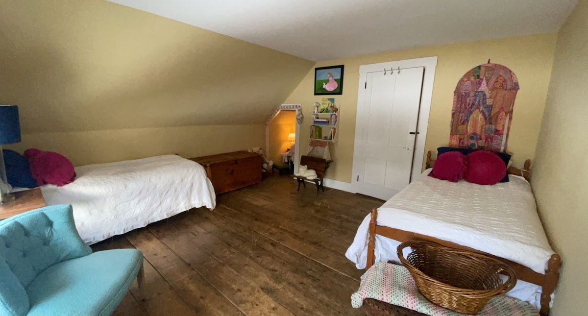 Esta habitación está ubicada en el segundo piso y junto al baño.  Tiene dos camas individuales.   