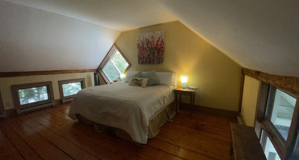 El Loft - Esta habitación se encuentra en el segundo piso sobre el den.  Hay una cama tamaño king y dos camas individuales. Hay escaleras que conducen a la guarida del primer piso desde esta habitación.  Junto a esta habitación se encuentra la habitación verde.