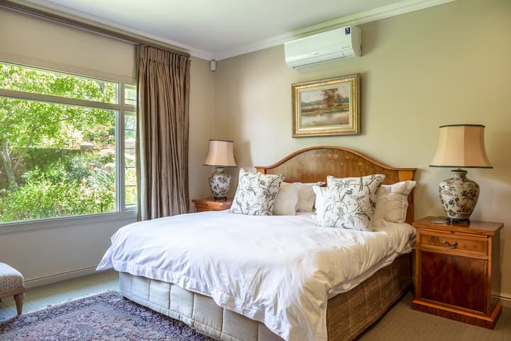 Hlavná spálňa hlavného domu s manželskou posteľou