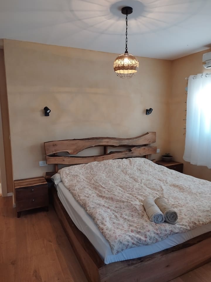 Spálňa s obrovskou manželskou posteľou 2*2 metre