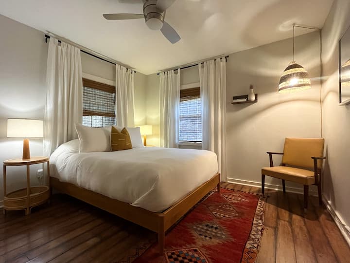 Igumbi lokulala 2: Umbhede omkhulu onezinto zombhede eziconsisa amathe nendawo yokufunda. I-rack yezingubo namahenga kuyatholakala ukugcina izinto zakho.