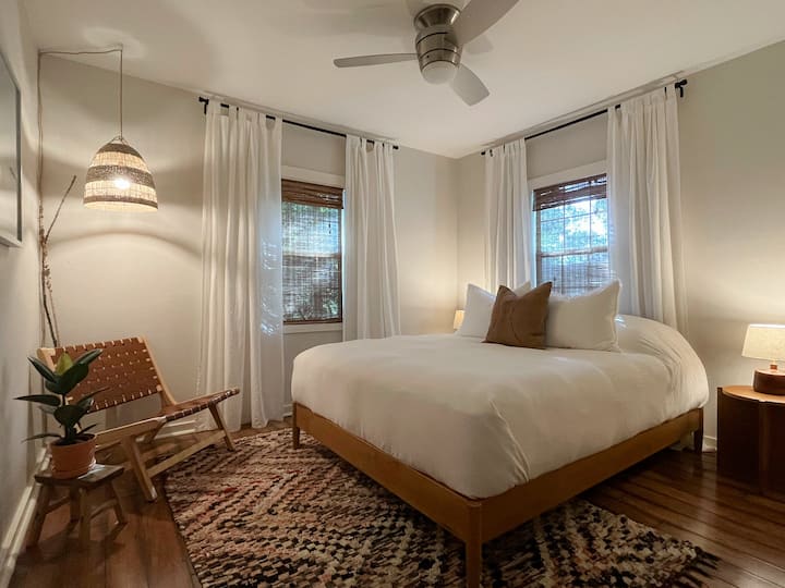 Igumbi lokulala 1: Umbhede omkhulu onemibhede emihle nendawo yokufunda, i-closet ne-rack yemithwalo ukuze ugcine izinto zakho.