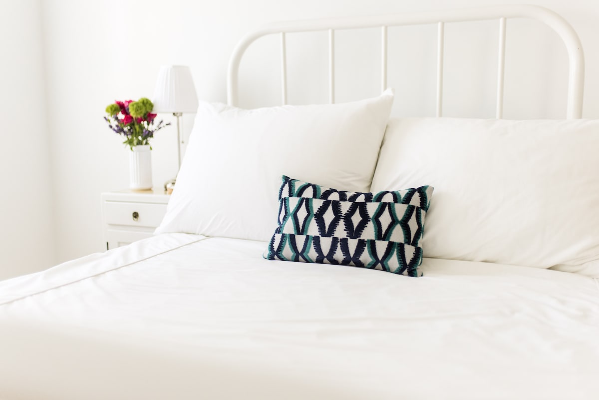 The antique iron bed is over 100 years old and measures 180x200. 