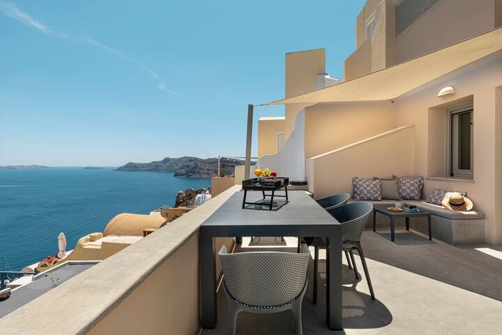 The Caldera View villa in Oia with Hot Tub gallery image 4