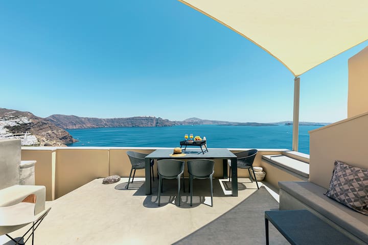 The Caldera View villa in Oia with Hot Tub