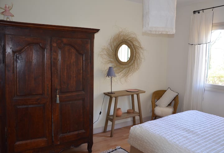 غرفة نوم في الطابق الأرضي