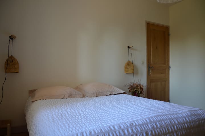 غرفة نوم في الطابق الأرضي