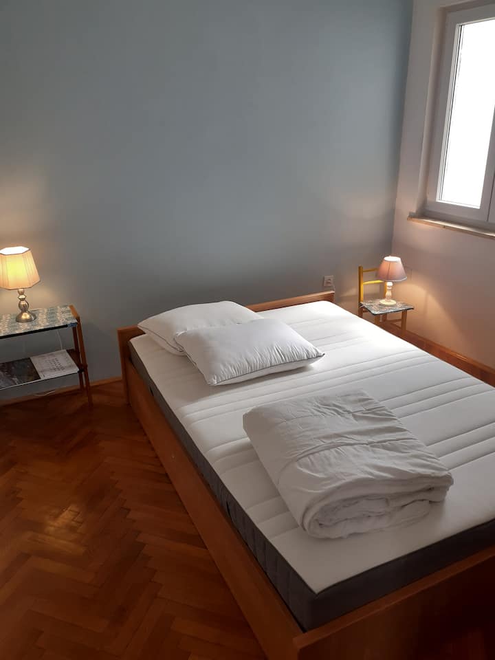 חדר שינה 1, מיטה זוגית עם מזרן חדש וארון קיר גדול לאחסון החפצים שלכם.