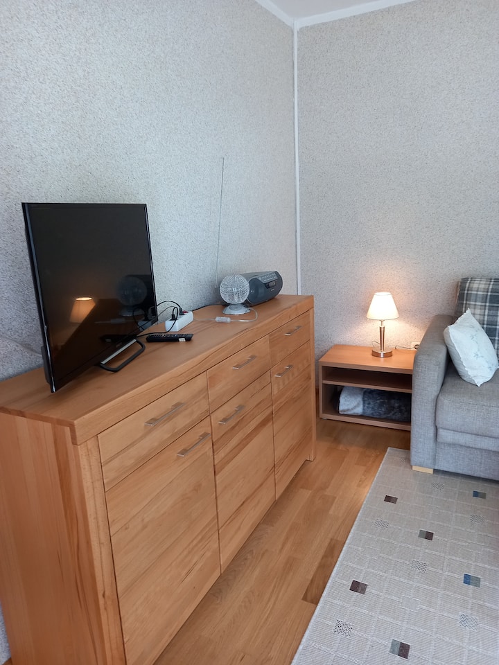 שלט גבוה לחדר פנורמי עם טלוויזיה