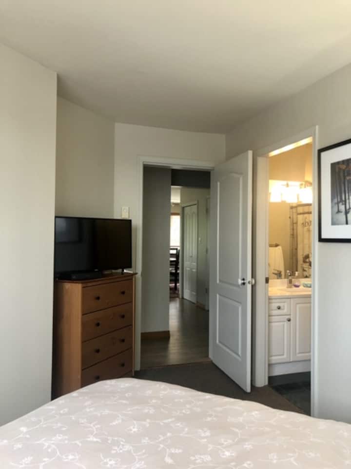 Dormitorio principal con baño privado