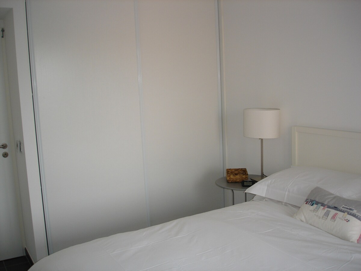 1. spavaća soba:  bračni krevet (širine 180 cm) s ormarićem 