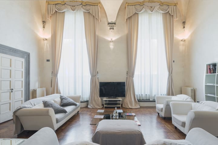 Mozart regal residence w/ lift at Piazza del Duomo