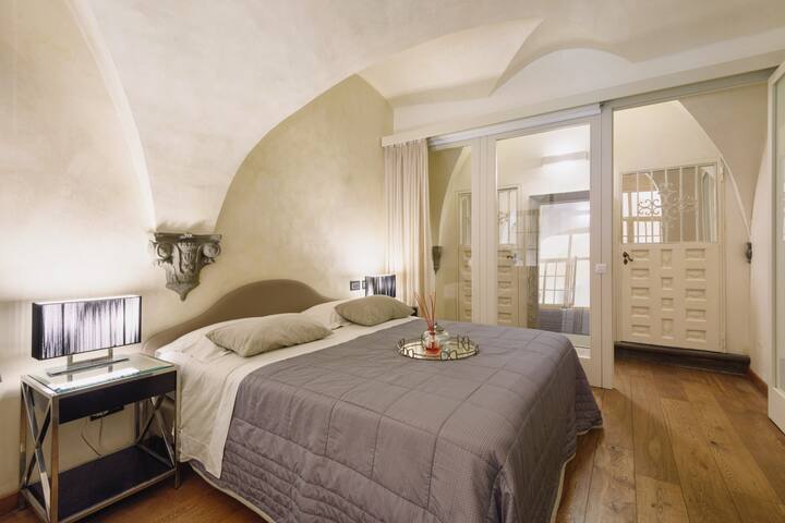 Mozart regal residence w/ lift at Piazza del Duomo gallery image 3