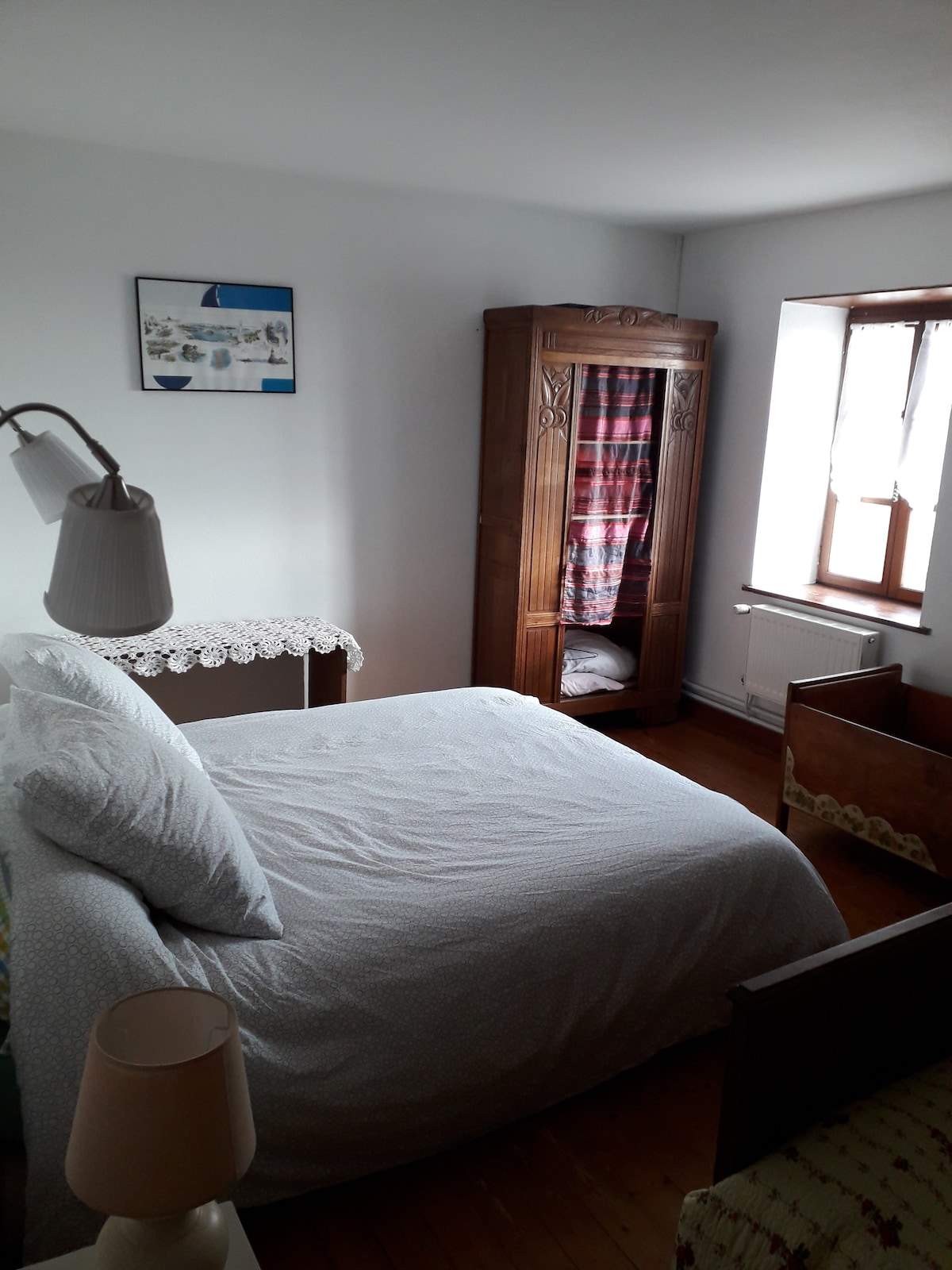 卧室4

包括一张2米宽双人床和一张120张床
柜子柜
非常明亮