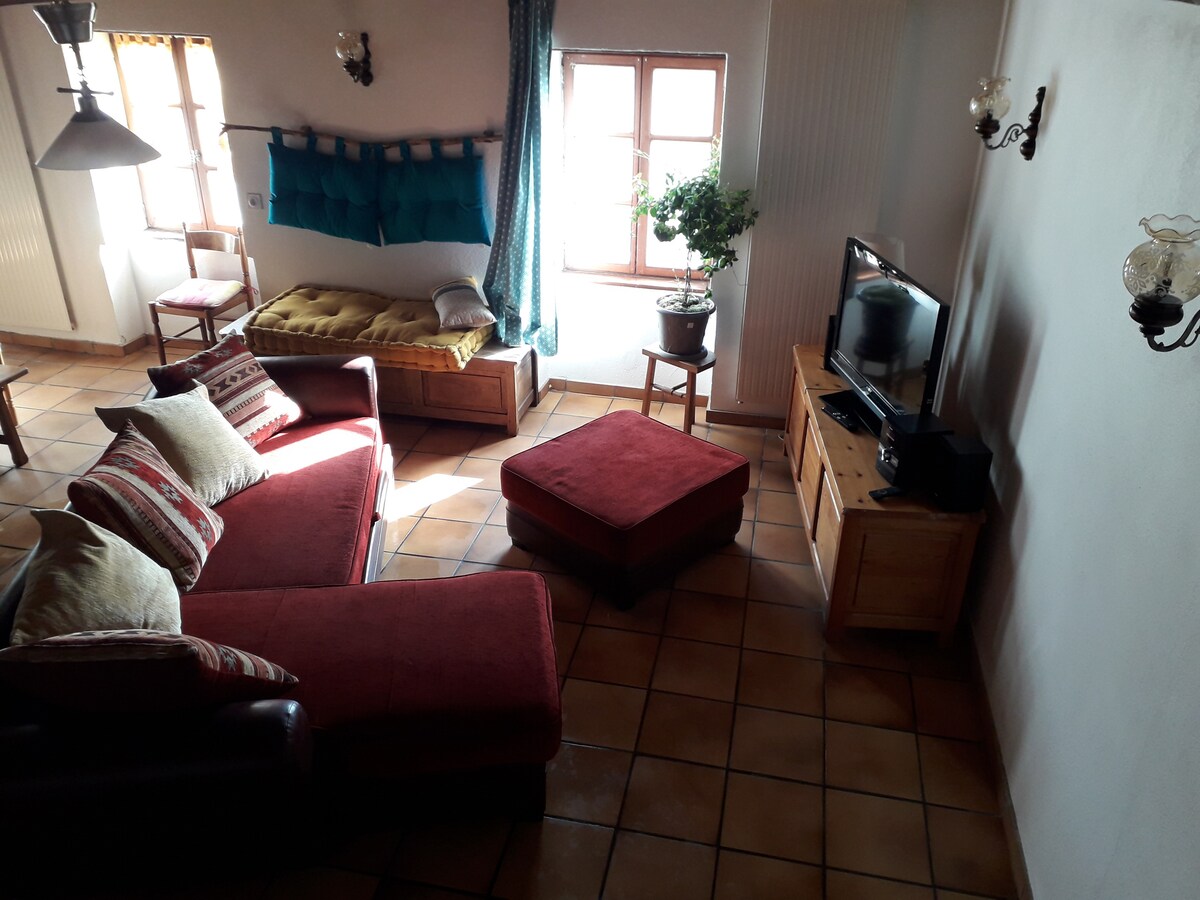 带子午线的沙发非常舒适 
也可以转换 
提供带无线网络频道和DVD的平板电视，