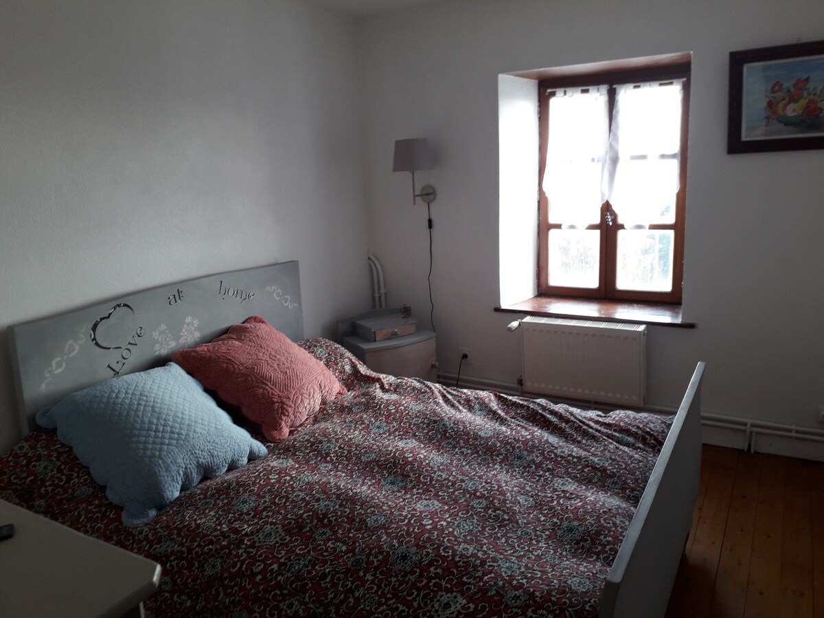 卧室3 

配备140张床和梳妆台 