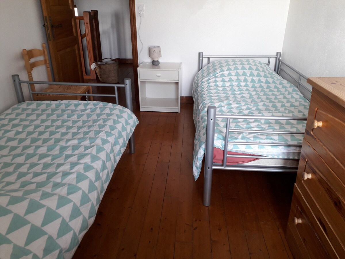 卧室2

90张180厘米的床，配有4个抽屉的梳妆台
