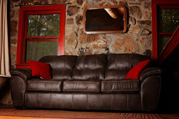 标准双人床沙发床。 
厨房台面下方的沙发床上用品。 