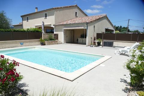 Spacious and warm home with pool 07