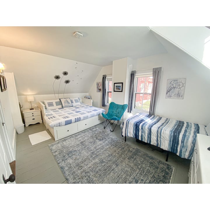 Chumba cha kulala 2 kina mfalme 1 na kitanda 1 cha watu wawili, Roku tv na Wii na Xbox3