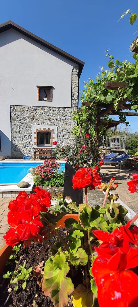 "Iris" house with swimming pool between mountains and 5 Terre.
