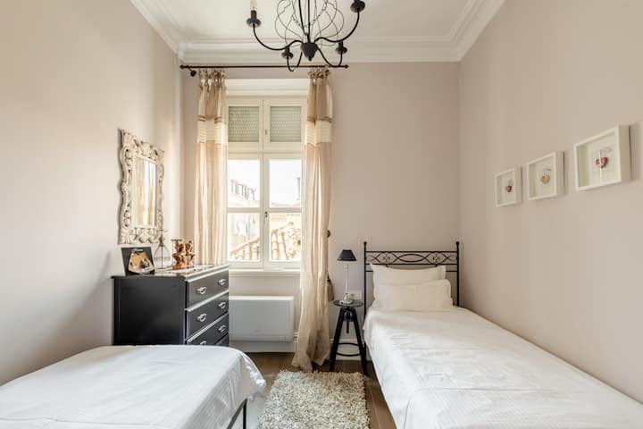 მე-3 საძინებელი 2 ერთადგილიანი საწოლით.