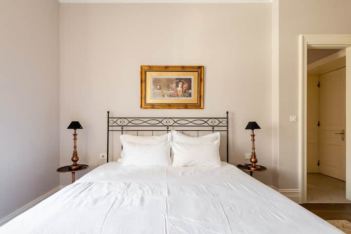 მე-2 საძინებელი დიდი ზომის საწოლით.