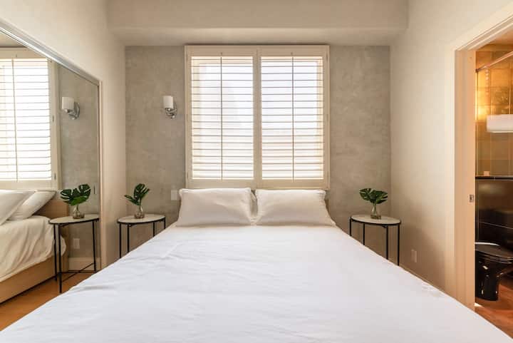 2号卧室配备有标准双人床