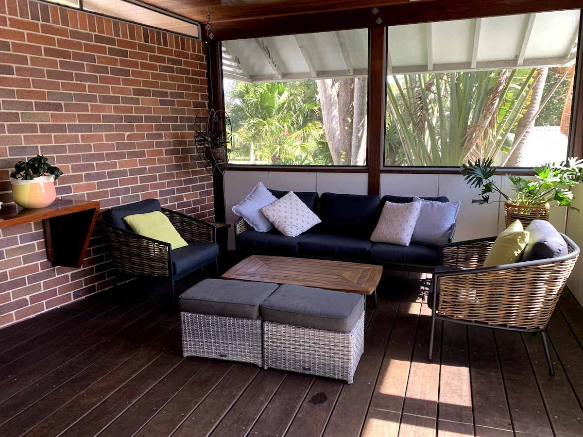 Successful Airbnb property: Barefoot Beach house in Boomerang Beach