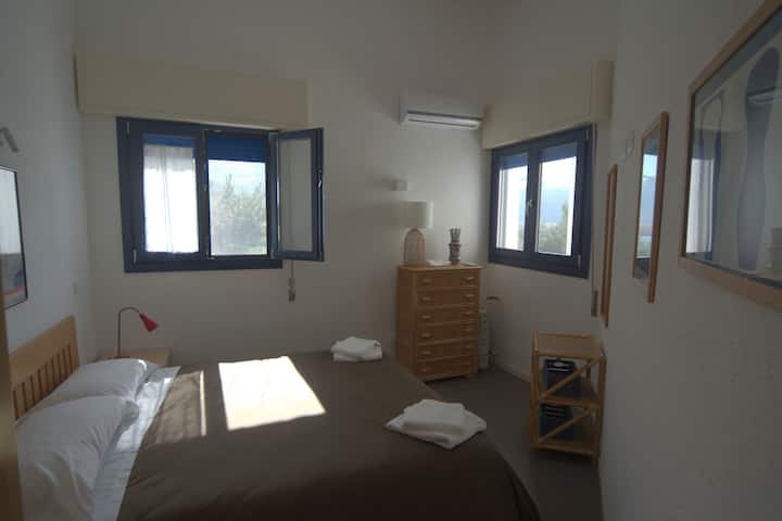 Stanza 3 vista giardino e mare.