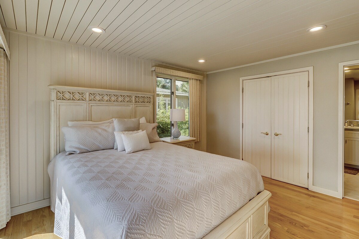 Main-level queen pic 2