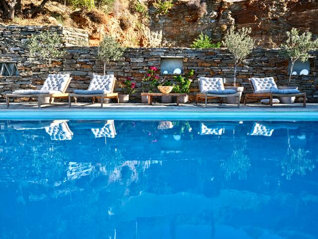 Villa with breathtaking bay and sunset views gallery image 3