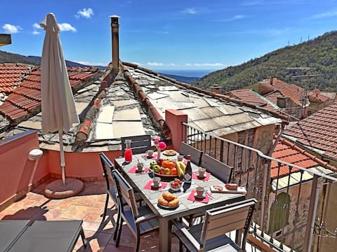 La Ginestra: Terrace and Garden, Little Sea View