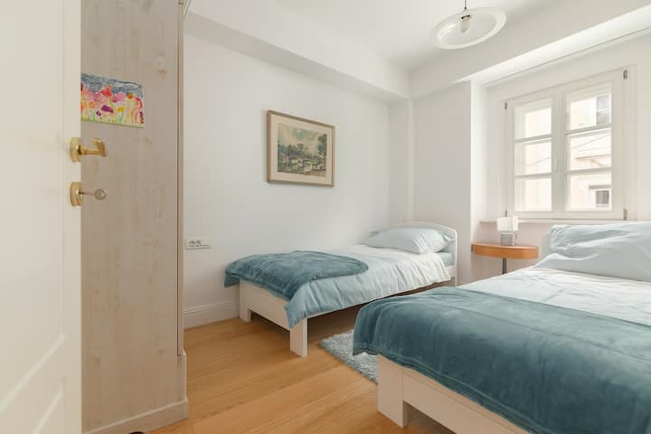 Bedroom 3 (two single beds)