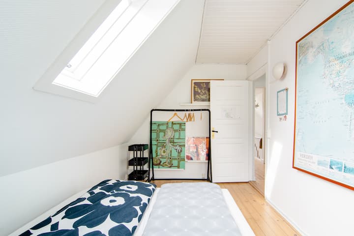 Dormitorio con cama doble