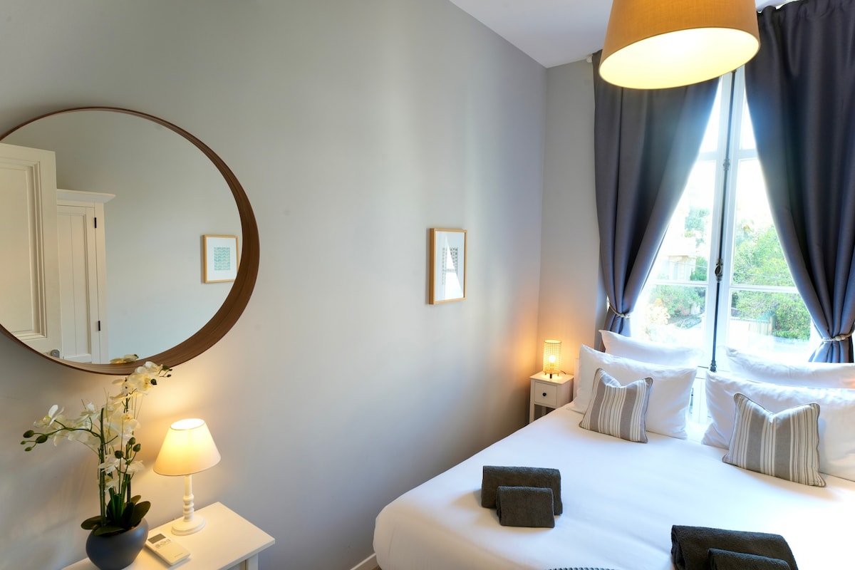 Segundo dormitorio hecho como una cama tamaño king 