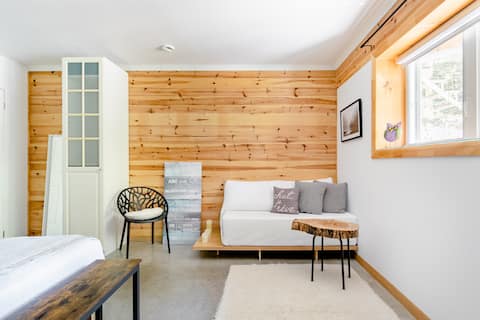 Hummingbird Room (Bistro area w/ shared kitchen)