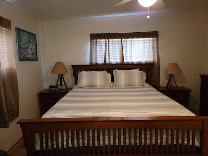 Glavna spavaća soba u gostinjskoj kući, ima privatnu kupaonicu.  Bračni krevet (180x200) s madracem Posturepedic