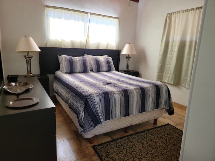 2. spavaća soba s madracem Queen Posturepedic