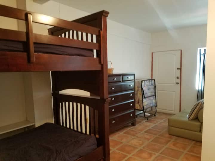 soba na kat s krevetom na kat, TV s ROKU STREAMINGOM