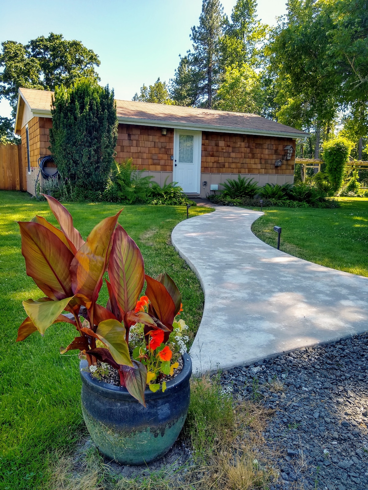 Bright, spacious, cottage 10 miles west of Eugene Guesthouses for