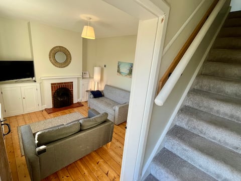 Top performing Airbnb: "The Anchors" Seafront Cottage, Deal in Deal